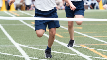 kids running to finish line
