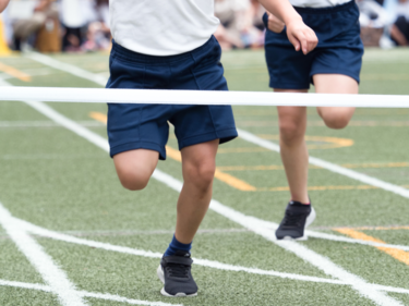 kids running to finish line